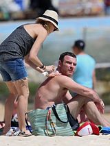 组图：娜奥米豹纹泳衣秀美胸 一家四口海滩度假