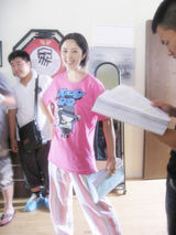 组图：《天下人家》杨童舒一身粉蓝卡通秀温情