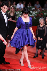 组图：《庸才》首映 堂富美蓝裙可爱臀部似鸡尾