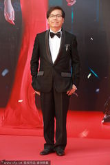 组图：陈嘉上红毯玩自拍 刘伟强西装革履现身