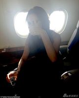 组图:贝嫂获小鹿斑比时尚奖 超深V礼服半球微露