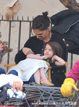 高清：小苏瑞现身片场 躺在妈妈身上像女王般尊贵