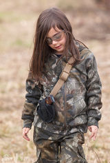 组图：五岁萝莉持枪走红网络 被称真人《海扁王》