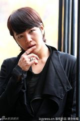 组图：韩星张根硕帅气拍写真 虎纹裤子霸气外露