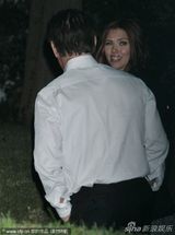 组图：约翰逊和西恩-潘亮相晚宴 十指紧扣秀甜蜜