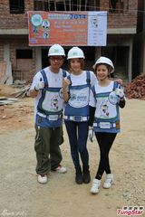 组图：邓丽欣行善亲自为村民建家园