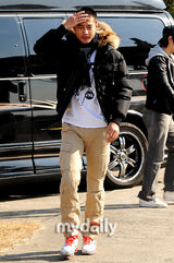 组图：韩国艺人高周元崔贤俊入伍现场