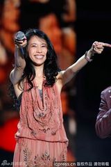 组图：谢霆锋献唱演唱会 蔡依林露胸垫上下走光