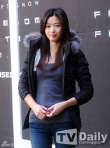 组图：全智贤亮相活动 紧身裤秀修长完美腿型