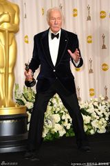 高清组图：奥斯卡后台获奖众星举金人光彩照人