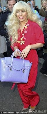 组图：Gaga火红连体裤亮相变正常 妆容淡雅清新