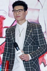 组图：吴奇隆《向着幸福前进》：跟诗诗过年