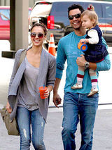 幻灯：《新月》全球忙宣传 迪卡普里奥悠哉看球赛