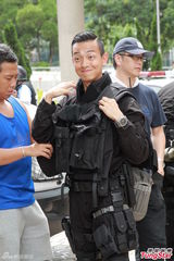 组图：新剧《飞虎II》开工 马德钟拍戏不忘耍帅