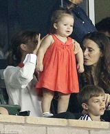 组图：贝嫂为女儿梳“冲天娇” 小七龇牙咧嘴