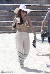 组图：LadyGaga狂甩赘肉 碎花比基尼清凉度假