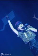 组图：吴莫愁当选年度时尚榜样 劲歌热舞秀百变