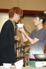 组图：容祖儿为个唱练团 青峰探班一脸睡意