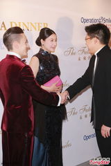 组图：郭晶晶产后出席慈善晚宴 大赞霍启刚辛苦