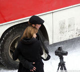 组图：朱莉片场造型干练 和皮特雪地相拥难舍难分