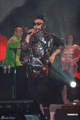 组图：陈奕迅开唱手受伤 与谢霆锋是“最佳损友”