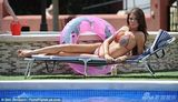 组图：女星克洛伊泳池秀豪乳肥臀 抹防晒霜撩人