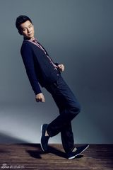 组图：李晨登杂志封面 悠闲自得趣味自拍