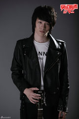 组图：“音乐怪咖”王启快男舞台大唱神曲