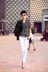 组图：傅淼拍摄街拍写真  短发皮衣彰显帅气