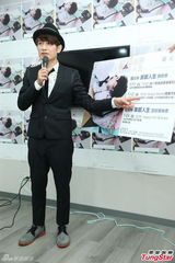 组图：罗文裕发行新专辑《苦甜人生》扮绅士