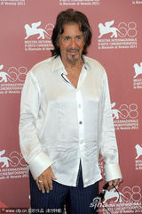 组图：《王尔德-莎乐美》发布会 导演获查斯坦献吻