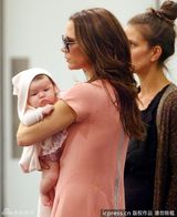 组图：维多利亚抱女儿逛街 小七肉脸嘟嘟不怵镜头