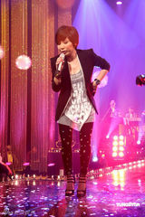 高清组图：温岚红发造型助阵黄小琥 大跳火辣断背舞