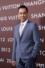 组图：范冰冰野猫造型出席活动 巩俐黑裙保守