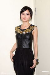 组图：《劲歌金曲》录像 阿Sa黑色皮胸衣亮相献歌