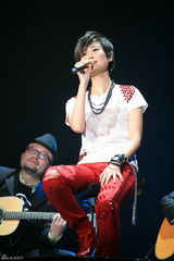 高清组图：李宇春个唱为妈妈庆生 万人合唱圣诞歌