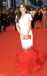 组图：《爱》戛纳首映 科尔白底红尾裙别具一格
