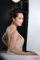 组图：朱茵为产品拍宣传照 气质优雅光彩照人