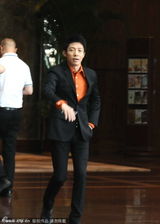 组图：撒贝宁携女伴现身酒店 禁记者偷拍显敏感