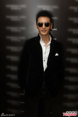 组图：黄晓明黑超遮面 孙俪秀长腿性感吸睛