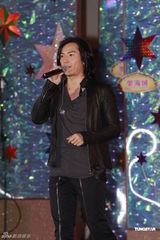 组图：郑伊健出席跨年活动 现场激情献唱热舞