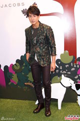 组图：吴尊钟嘉欣开心代言 提前庆生笑吃蛋糕