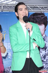 组图：萧敬腾亮相任招募大使 绿色小西装抢镜