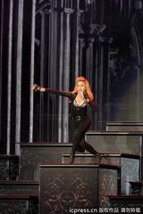 组图：麦当娜瑞典开唱 与舞伴床战拔枪引尖叫