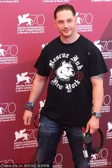 组图：电影《Locke》发布会 汤姆-哈迪潮装现身