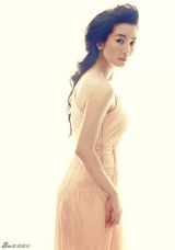 组图：李晟裸色百褶长裙写真端庄迷人