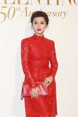 组图：范冰冰镂花红裙亮相烈焰红唇