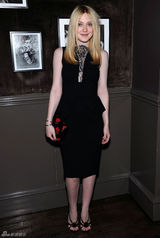 高清组图：达科塔-范宁黑色礼服亮相俏丽可人