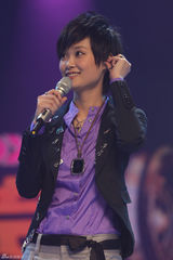 高清：李宇春亮相《节节高声》 尽显可爱女人味