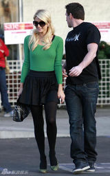 幻灯：希尔顿走“绿色风” 与男友为圣诞节采购